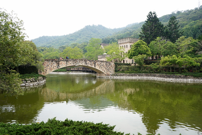 園區內還有拱橋、瀑布、木屋等造景,點上一份套餐搭配著紅酒享受著濃濃的異國氛圍