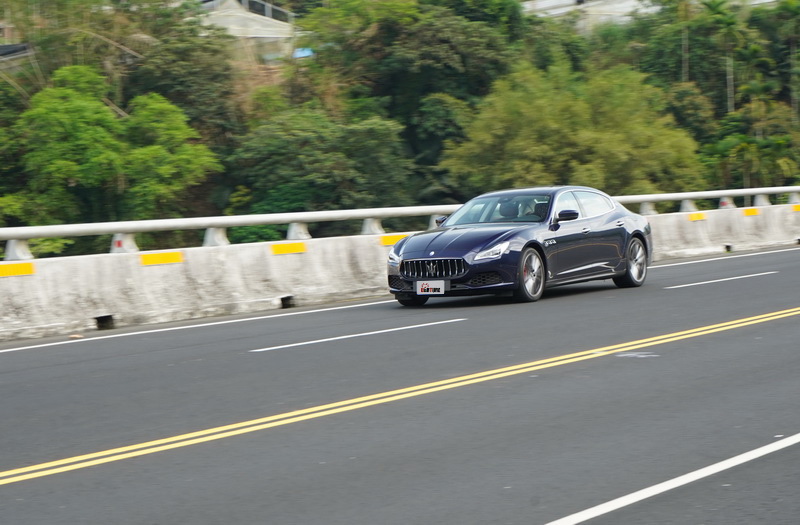 Quattroporte在設定上較偏向運動房車,路感回饋上會較同級對手明顯