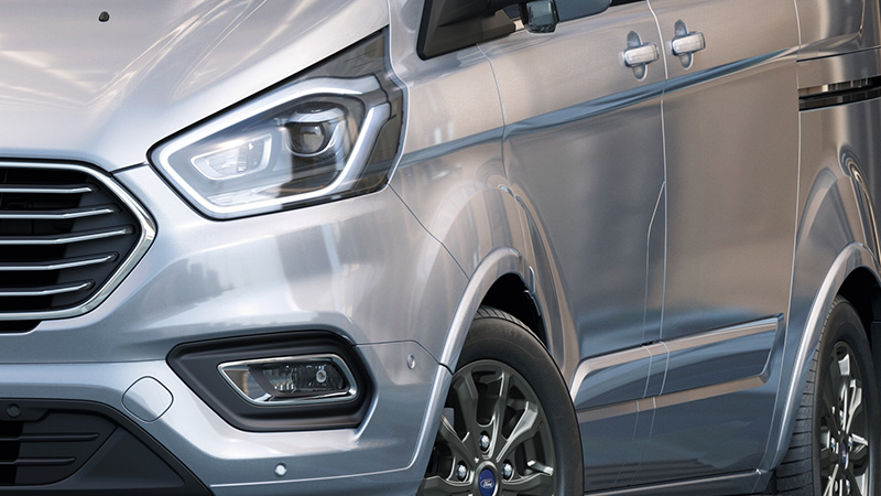 New Ford Tourneo Custom福特旅行家搭載嶄新HID頭燈與轉向輔助燈設計。