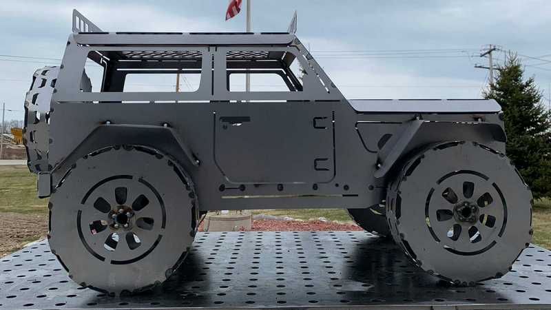 國外金屬藝術公司設計Jeep Wrangler造型火爐。