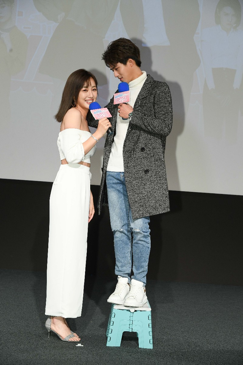 《限時同居侯八天》男主角李博翔(右)終於比女主角梁以辰(左)高。