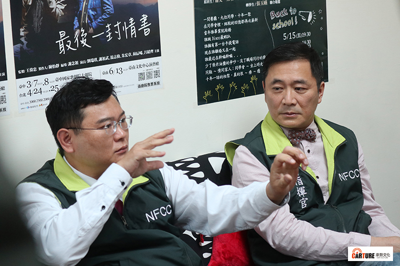 「中央流行藝情指揮中心」演員吳世偉(左)重現首集表演魔術畫面。