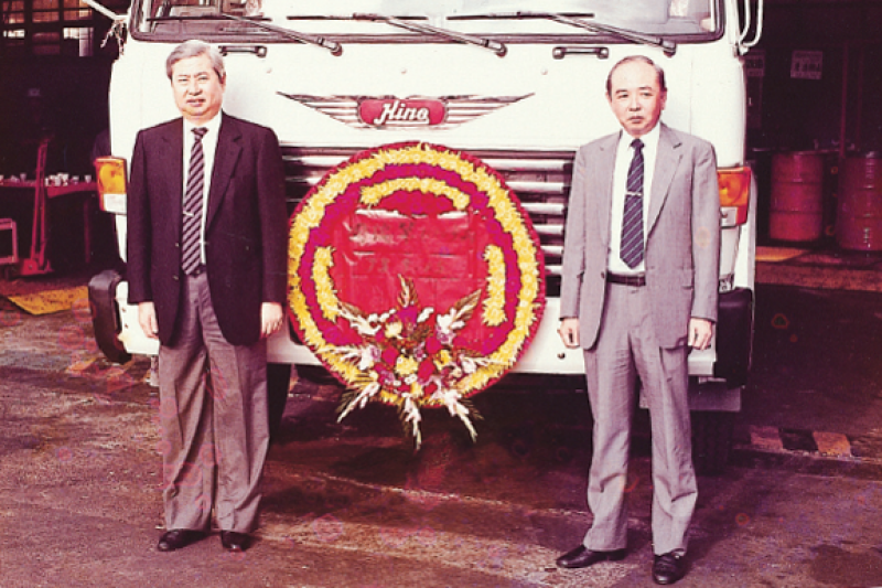 1984年日野與和泰共同成立國瑞汽車並在台灣製造Hino重型車輛,蘇燕輝與時任國瑞總經理菊田將合影。