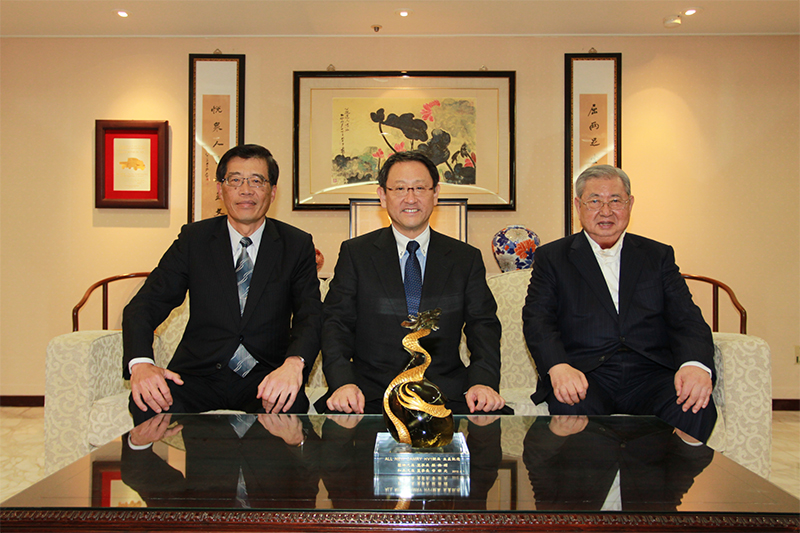 2012年豐田汽車社長豐田章男(中)來台,與蘇燕輝總裁(右一)及黃南光董事長合影。