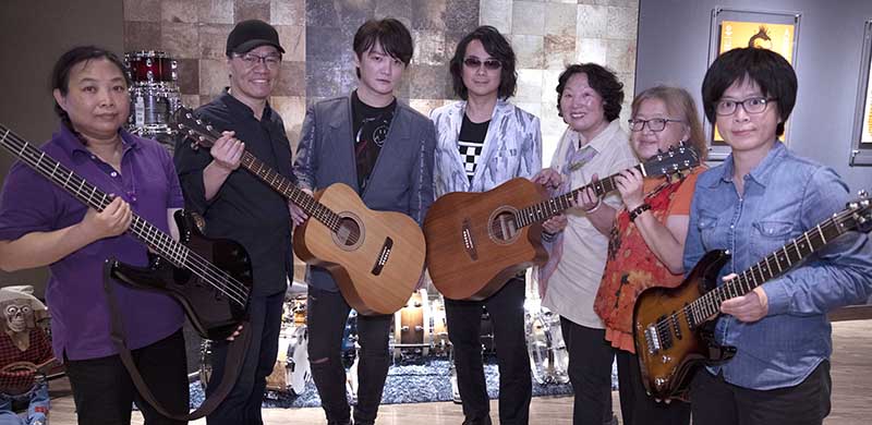F.I.R.飛兒樂團挺長照家庭照顧者「守護者樂團」,自掏腰包贈木吉他 。