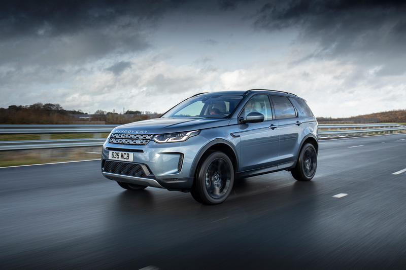 Evoque P300e與Discovery Sport P300e搭載1.5升三缸汽油引擎與電動馬達有著309hp/55kgm輸出表現。