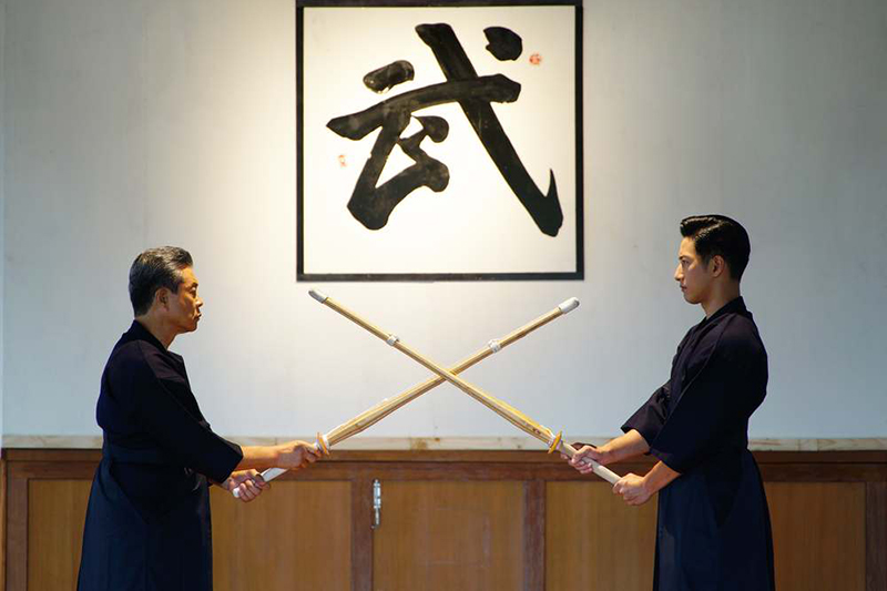 《國際橋牌社》周孝安(右)苦練劍道,學楊烈(左)氣勢要「沉穩」。