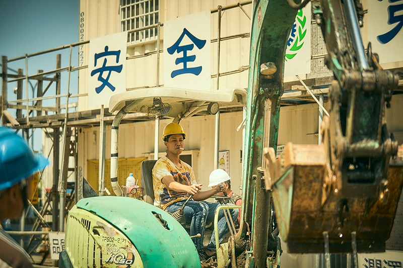 《做工的人》薛仕凌劇中靈活操作怪手,歸功於開拍前先到工地實習。