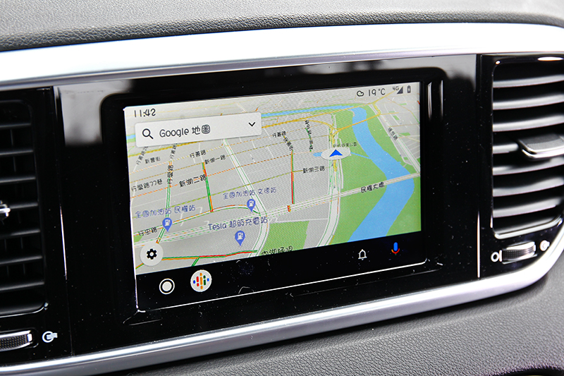 中控雖還是英文介面,不過有提供Apple CarPlay與Androld Auto功能。