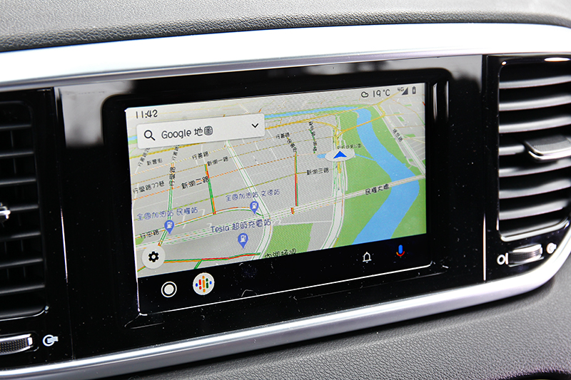 中控雖還是英文介面，不過有提供Apple CarPlay與Androld Auto功能。