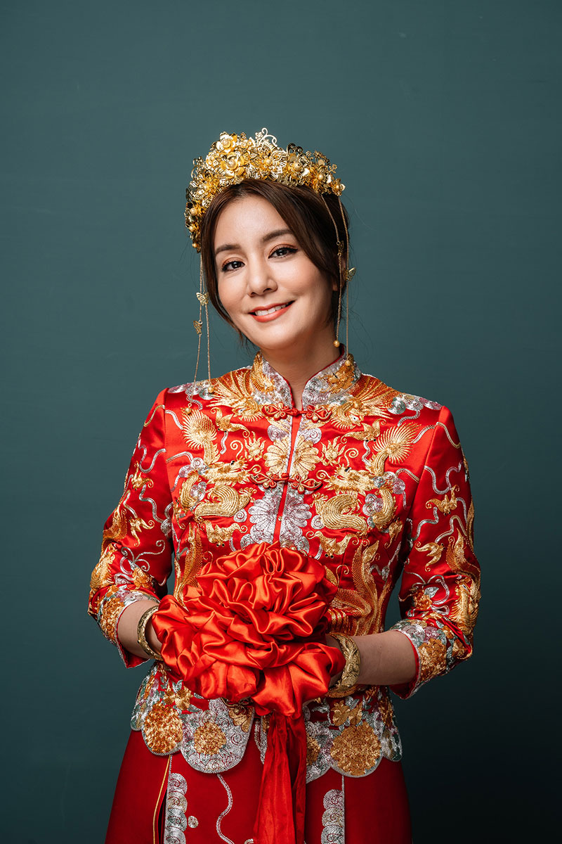 《食尚玩家》莎莎拍攝婚紗照手持繡球花球。