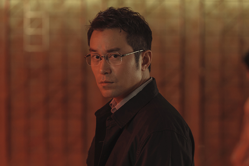 張孝全在Netflix《誰是被害者》 精湛演出亞斯伯格特質鑑識員 。