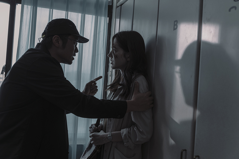 張孝全(左)在Netflix《誰是被害者》為找出女兒,與許瑋甯發生衝突。