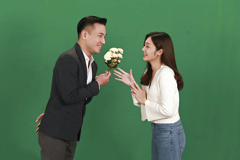 傅子純及邱子芯趁休息時間拍攝公益影片。民視提供