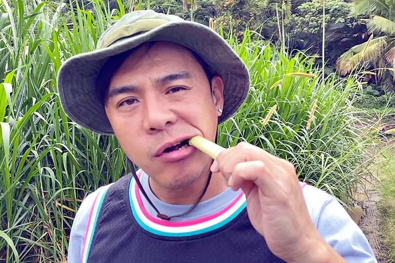《台灣第一等》竇智孔為與水鹿同框親嚐牧草。