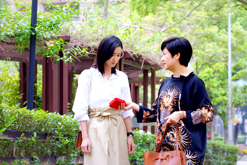 《跟鯊魚接吻》崔佩儀(右起)、鍾瑶母女情催淚。