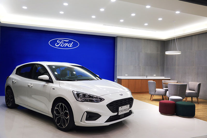 東港汽車吉安據點以灰白色搭配的天地牆結合Ford形象識別,帶來沈穩俐落的視覺效果。