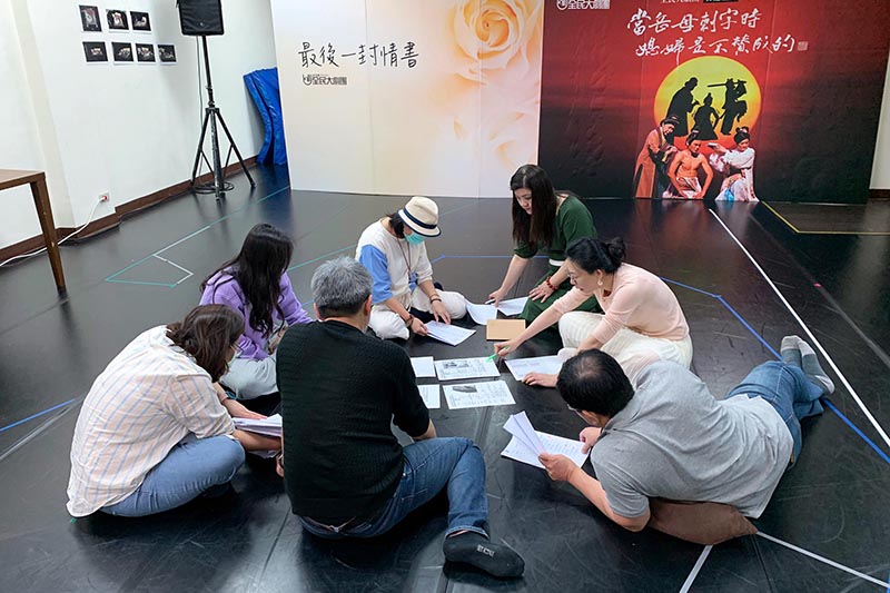 每天徵選結束,評審們會圍坐討論每位參加者。/全民大劇團提供