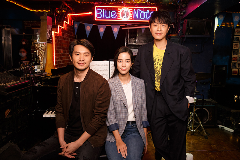 温貞菱(中)、姚淳耀(左)主演《不用告訴我》MV,主唱韋禮安(右)淪為臨演。