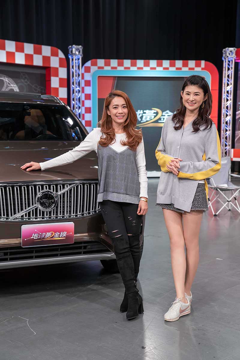 柯以柔(左)在TVBS《地球黃金線》節目中分享自己買車經驗。