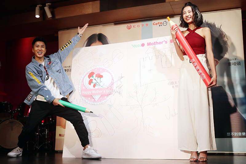 記者會上婁峻碩(左)與陳忻玥(右)也跟弱勢孩童一同彩繪寬200公分、長150公分的超級大卡片。