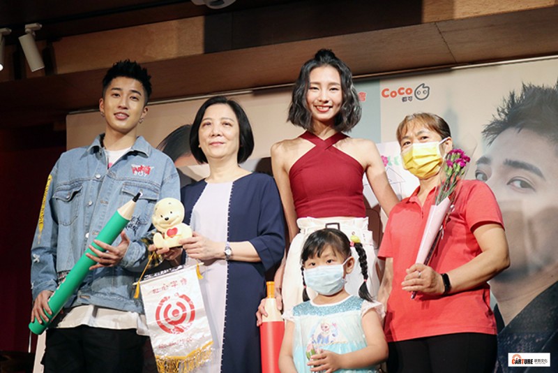婁峻碩(左一)、陳忻玥(右二)擔任紅心字會公益大使。
