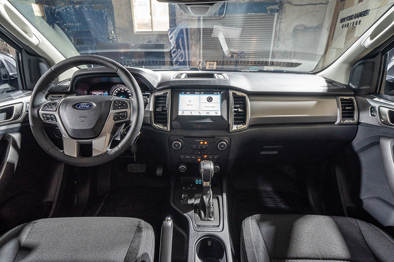 Ranger全能型車室內搭載彩色4.2吋雙液晶螢幕與多功能方向盤,以及SYNC®3娛樂通訊整合系統,支援Apple CarPlay® 與Android AutoTM智慧型手機連結。