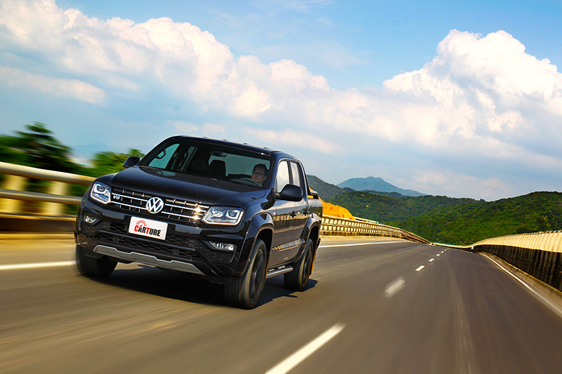 透過良好的制震效率與偏長的懸吊行程使力,Amarok V6 Black Edition依舊保有絕佳駕駛與乘坐舒適性,甚至堪比大型SUV。