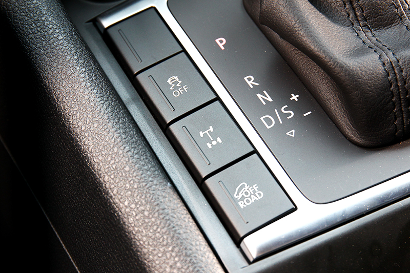 在4MOTION全時四輪驅動、機械式後軸差速器鎖定以及Off-road ABS越野輔助系統攜手合作下,讓Amarok擁有強大的爛路穿越與脫困能力。