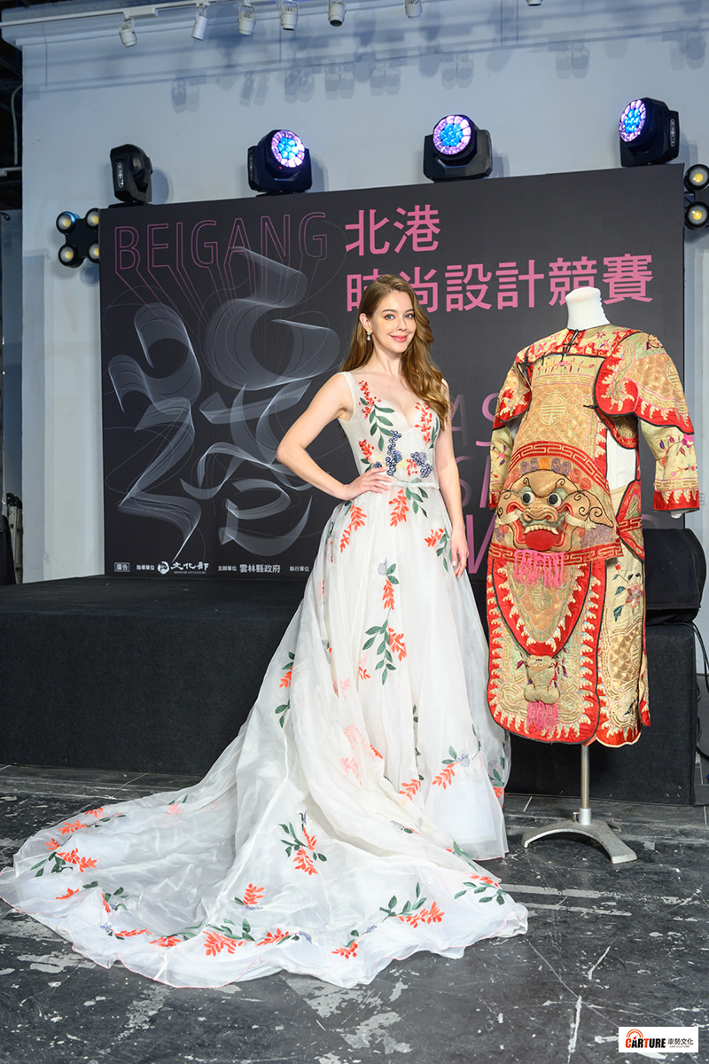 安妮與集雅軒保存百年戰甲戲服合影。