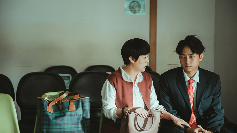 《若是一個人》演員林鶴軒(右)表示,可麗姐開口講話口氣就像是媽媽在跟他講話,根本不像是在演,感覺非常地自然。