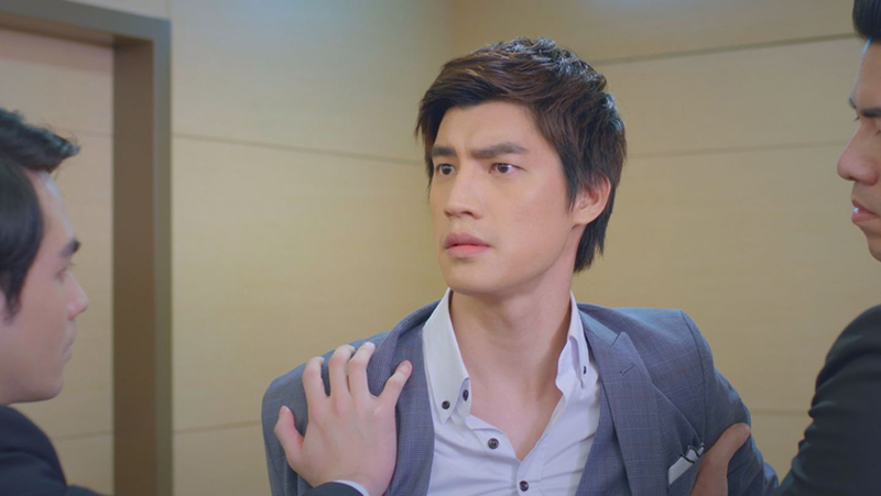 羅宏正《跟鯊魚接吻》戲裡戲外慘到極點,被追殺又跑又跌,手掌碰地磨破皮,和鍾瑶苦中作樂互飆台語。