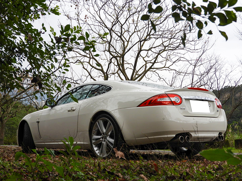 陳熙之車庫裡愛駒之一Jaguar XKR。/陳熙之提供