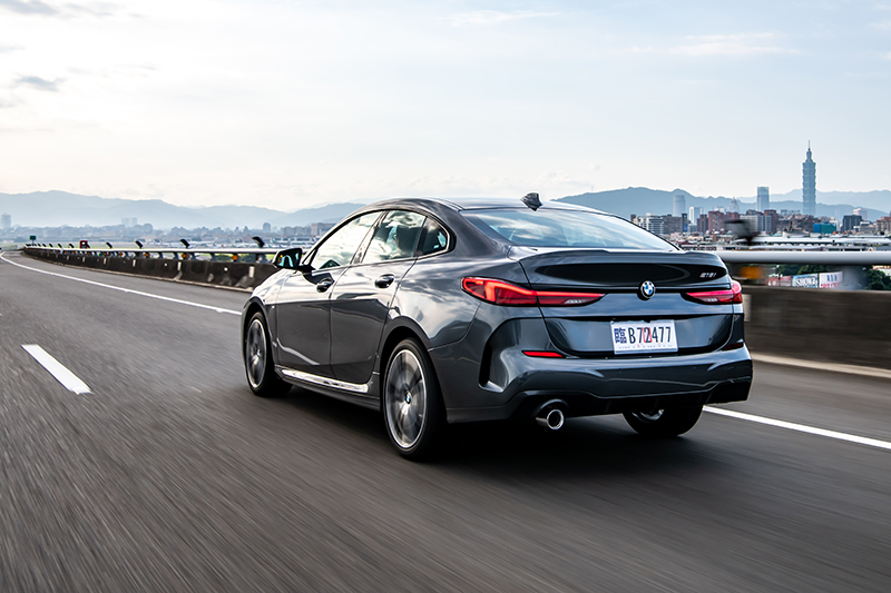 全新BMW 218i Gran Coupe M Sport不僅身擁品牌性能DNA,並以更敏銳迅捷的ARB防滑控制系統與Performance Control彎道控制系統,打造犀利明快的動態轉向反應。