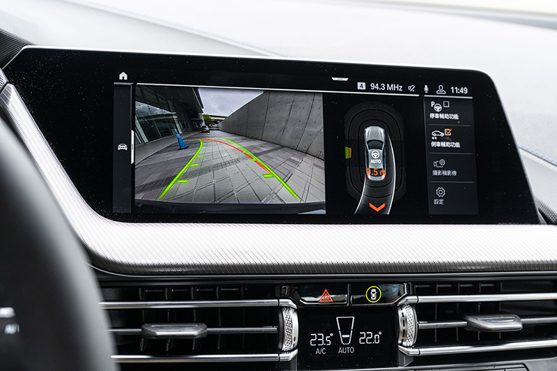 擁有廣受好評的BMW Personal CoPilot智慧駕駛輔助系統之餘,全新BMW 218i Gran Coupe M Sport同時具備自動倒車輔助系統,能夠記憶最後50公尺軌跡為駕駛者自動倒車駛離窘境,為業界首創的科技安全功能。