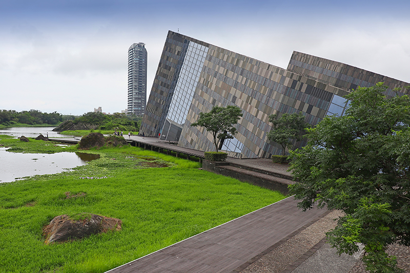 蘭陽博物館主體建物以單面山做為設計發想,一旁則有靜謐的濕地風光伴隨。
