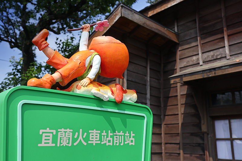 幾米創作可不僅只幾米公園有,就連公車站牌設計也別有一番趣致。