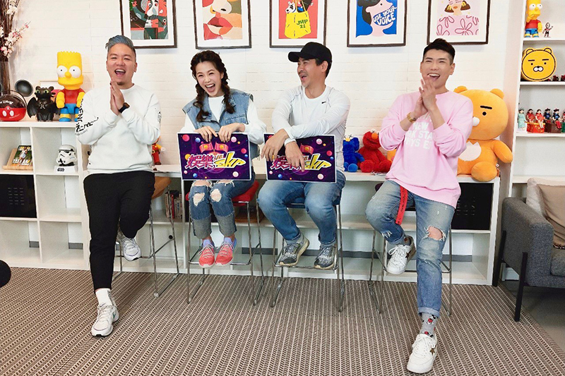 《多情城市》中可愛父女檔翁家明(右二)、廖苡喬(左二)上《娛樂超skr》節目。