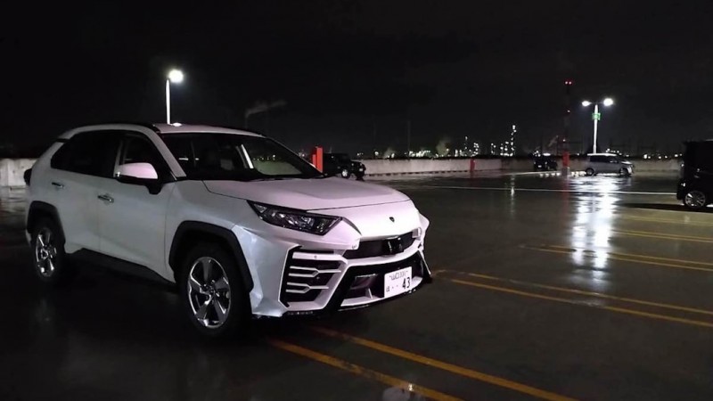 先前Albermo帶來Toyota RAV4裝扮Lamborghini Urus套件。