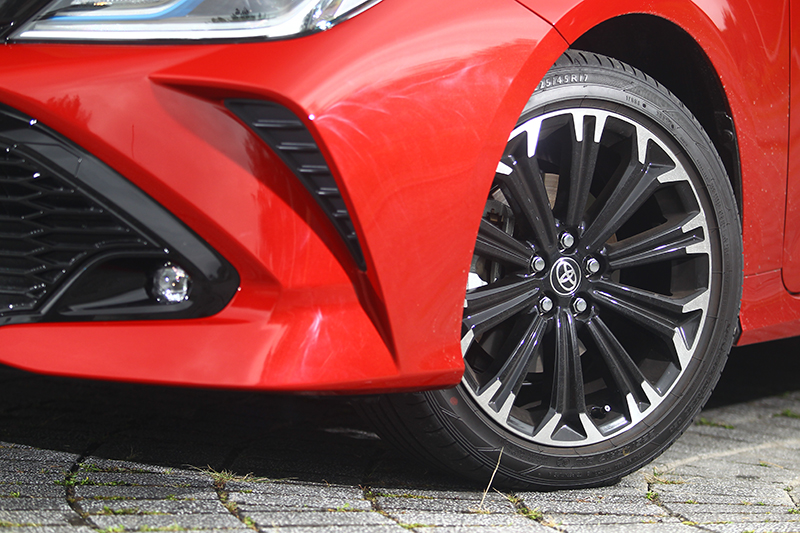 225/45 R17的Dunlop Sport Maxx 050跑胎,也是讓動態更加安定犀利的理由,當然,鋁圈造型也同步獲得升級。