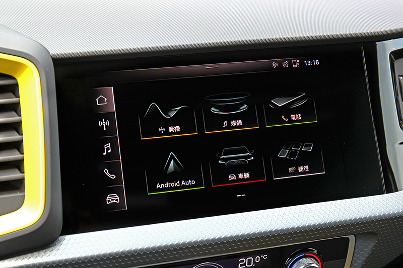 8.8吋中控螢幕採與A6/A7/A8相同的系統，當然也提供Apple CarPlay/Android Auto與多種功能。