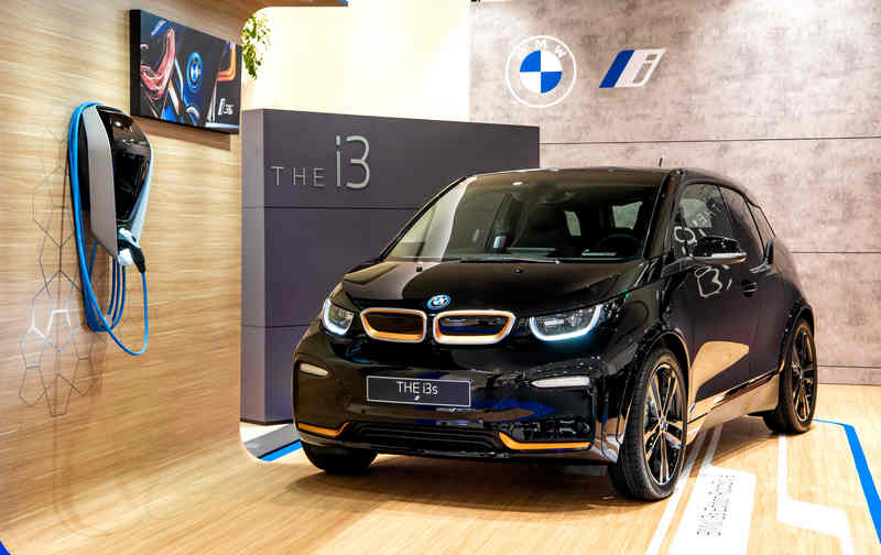 i3s Edition RoadStyle特仕版車身塗裝採用「Fluid Balck流體黑色」,搭配銅色雙腎型水箱護罩邊框,塑造出鮮明的個性化風格。
