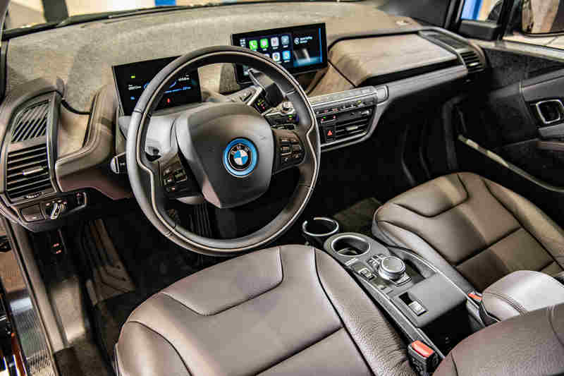 Edition RoadStyle車型專屬的深咖啡色真皮內裝搭配深色橡木內裝飾板,呈現舒適的座艙氛圍。