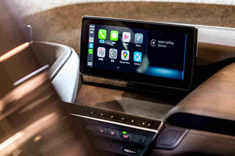 i3s Edition RoadStyle特仕版標準配備的Apple CarPlay整合系統、智能衛星導航系統與旅程諮詢秘書等便利配備,提供車主便利的行車體驗。