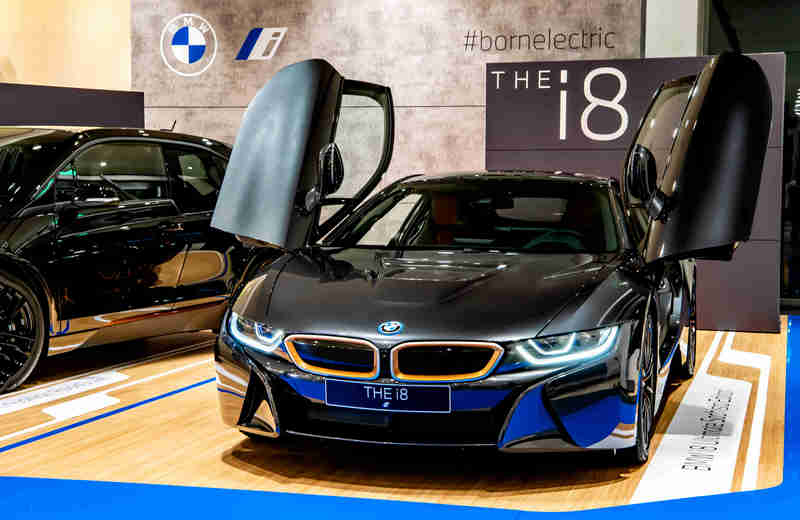 i8 Ultimate Sophisto Edition特仕版外觀車色以「Sophisto Grey 深灰色」單一選擇,搭配銅色側裙飾條,勾勒新世代跑車的未來樣貌。