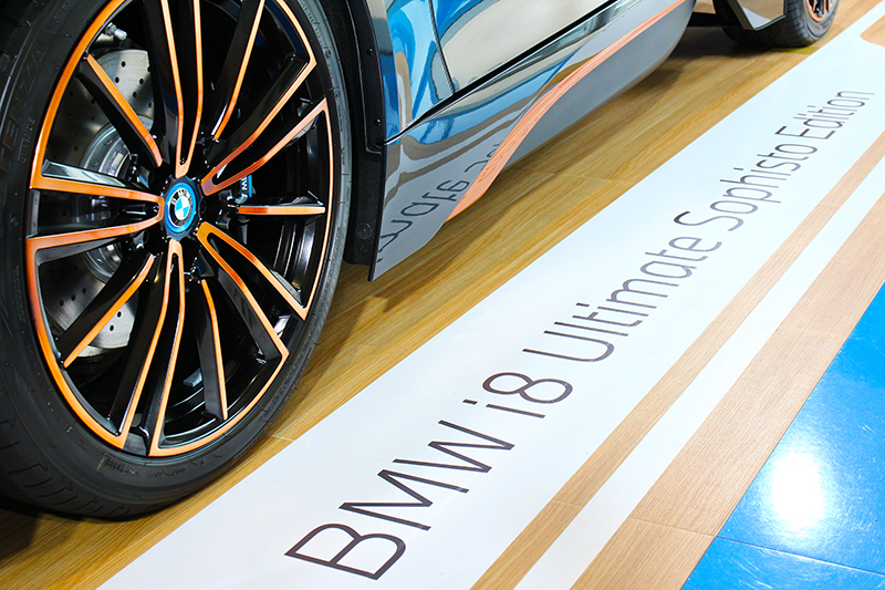 i8 Ultimate Sophisto Edition特仕版標準配備20吋多輻式黑銅雙色烤漆輪圈,搭配高光澤黑色烤漆處理的煞車卡鉗,突顯其出眾的性能風格。