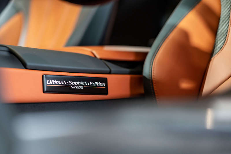 「1 of 200 Ultimate Sophisto Edition」字樣的車型銘牌,彰顯其限量典藏的不凡身份。