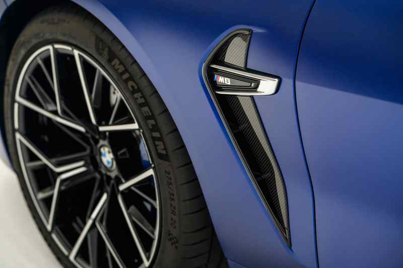 如迴力鏢造型的車側導流氣孔以碳纖維材質打造外框線條。