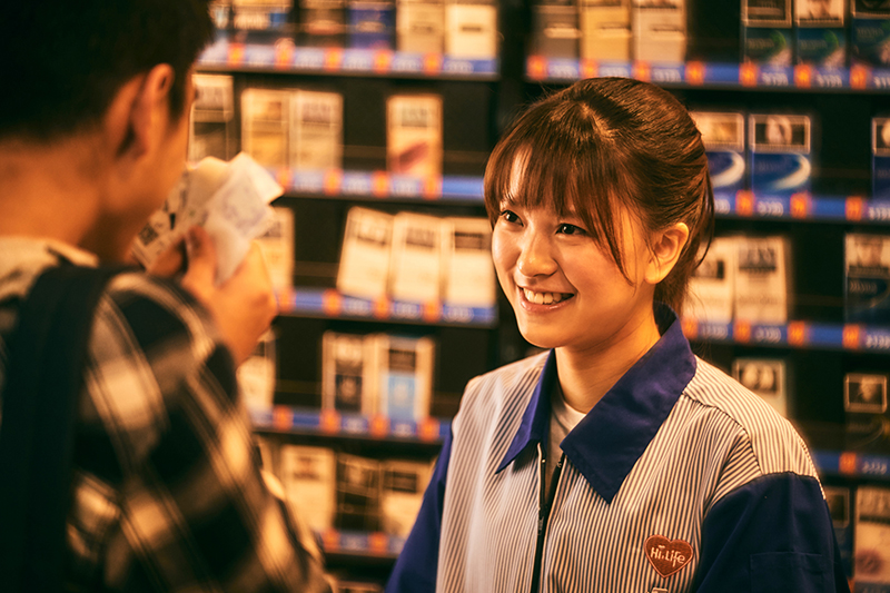 《做工的人》項婕如詮釋的「超商店員小玉」在單親家庭長大。