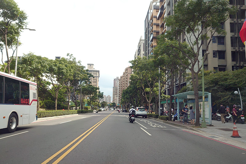 以淡水新市鎮為例,明明是住商混合區域,卻沒有規畫臨停空間,以及直接將公車停等區佔用外線車道,都間接造成民眾容易違規與交通意外的不良設計。真搞不懂為何都已經是新規劃的區域了還是如此。